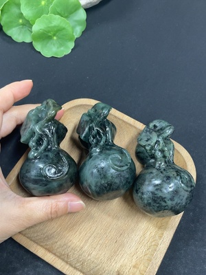 H42954819 和田玉手把件    葫芦    货品总重约450g   含其他矿物成份