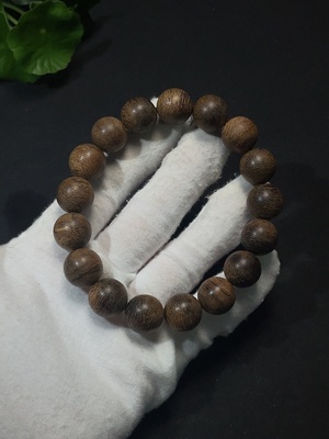 W43159279 沉香手串 货品总重约17.7g 卡13.4mm左右