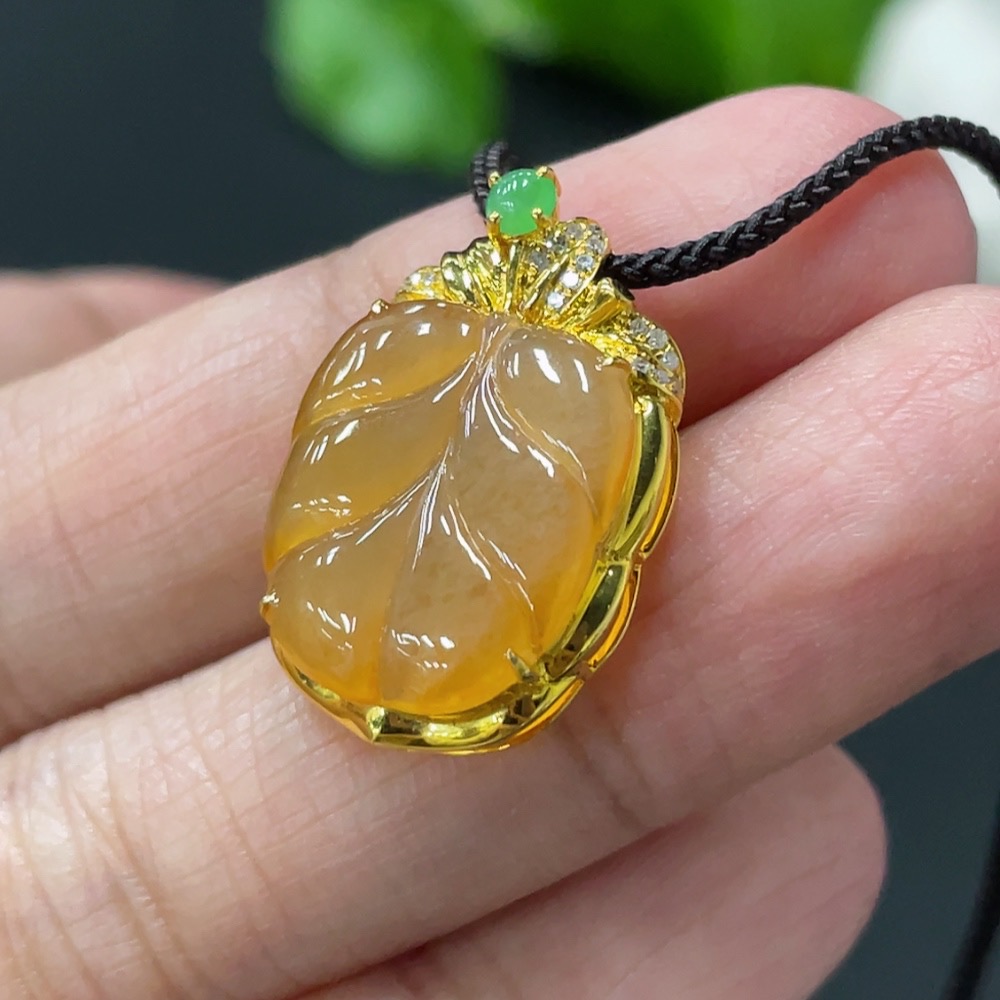 F29432843 Jadeite leaf pendant with 18k gold setting, total weight approx. 3.38g, color origin undetermined