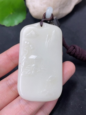H42956813 和田玉挂件    山水牌   货品总重约（含绳）40.7g   配珠非和田玉