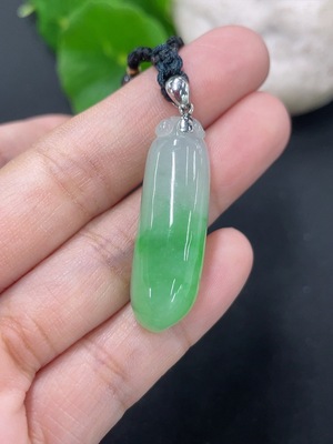 F46566561 翡翠挂件福瓜 吊坠18k 其余非金 货品总约重 含绳7.75g