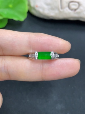 F46571072 翡翠镶嵌戒指 18k 配镶钻石 货品总重约3.3g  圈口14