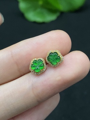 F34028350 Jadeite earrings set in 18K gold with diamond accents, total weight approximately 0.87g (excluding ear stoppers)