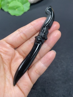 H42954597 和田玉挂件    刀     货品总重约13.6g