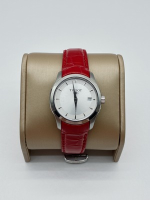 S43097346 9.0新 天梭TISSOT 库图系列女表 钢壳配红色鳄鱼 表带有多处细小裂纹 表径34mm 电池即将耗尽 腕周适合15cm到17cm