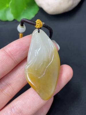 H43151099 和田玉挂件     观音   货品总重约（含绳）18.6g   皮色成因未定   配珠非和田玉