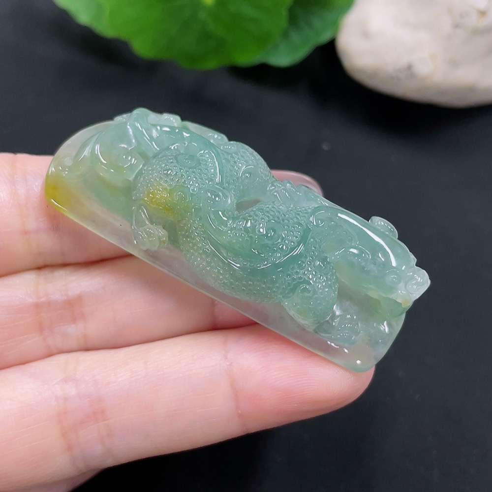 F34966674 Jadeite pendant with a total weight of approximately 25.7 grams (color origin of the yellow part undetermined)