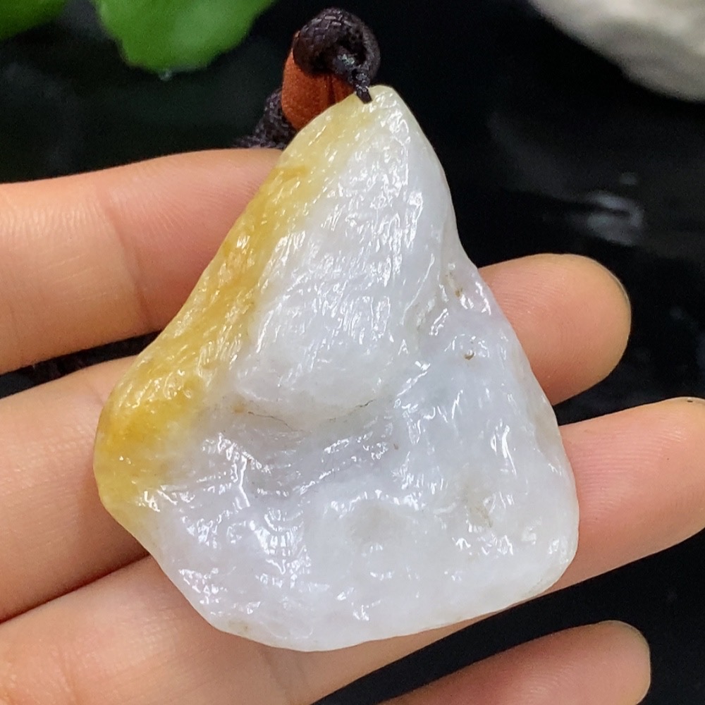 F28268126 Jadeite free-form pendant with a total weight of approximately 29.31g (including cord), color origin undetermined