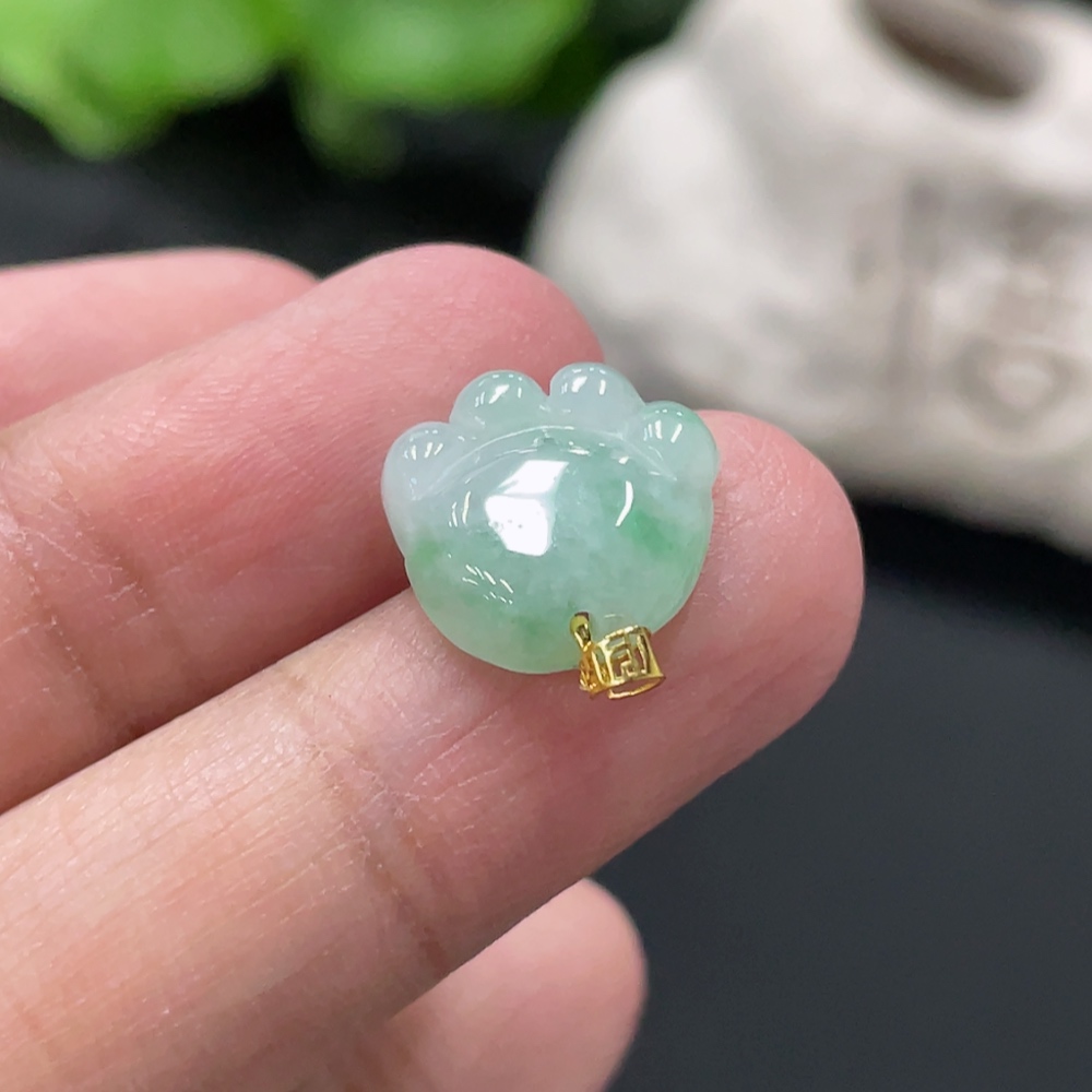 F34076890 Jadeite Pendant with 18K Gold Clasp, Total Weight Approximately 1.26g