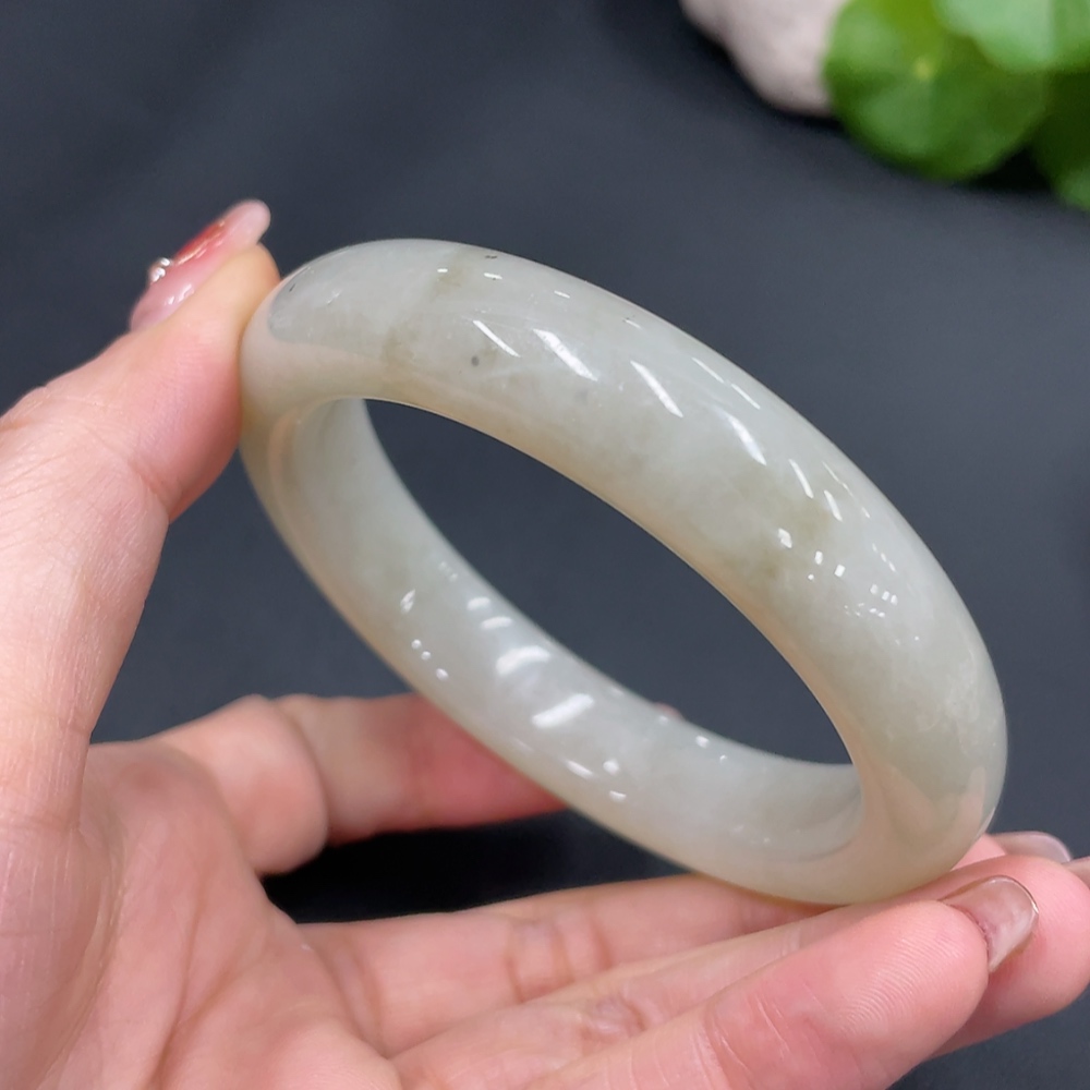H24736019 Hetian Jade Round Bangle    Size 58.1    Approx. 68.8g
