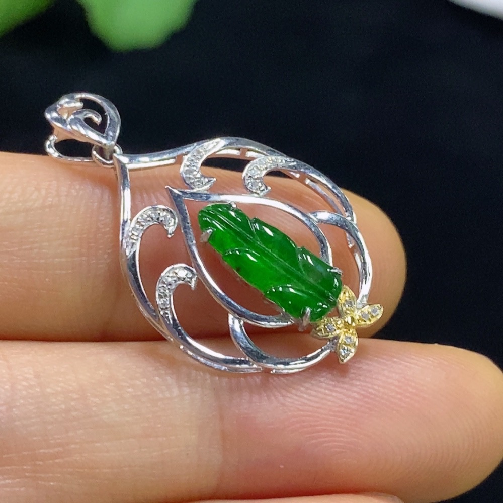 F35135460 Jadeite leaf pendant with 18k gold and diamond accents, total weight approximately 1.37g
