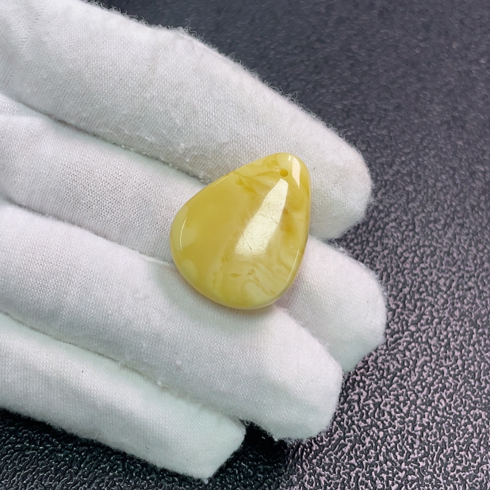 C33891441 Amber Beeswax Pendant, Total Weight Approx. 3.65g
