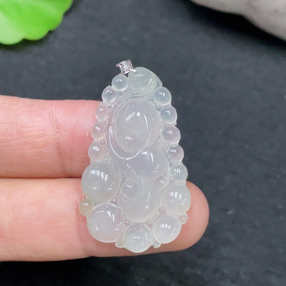 F30563435 Jadeite Pendant with 18k Clasp, Total Weight Approx. 3.91g