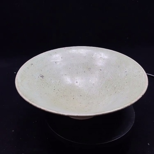 W32765736 Porcelain, intact, celadon conical bowl (subject to the actual item)