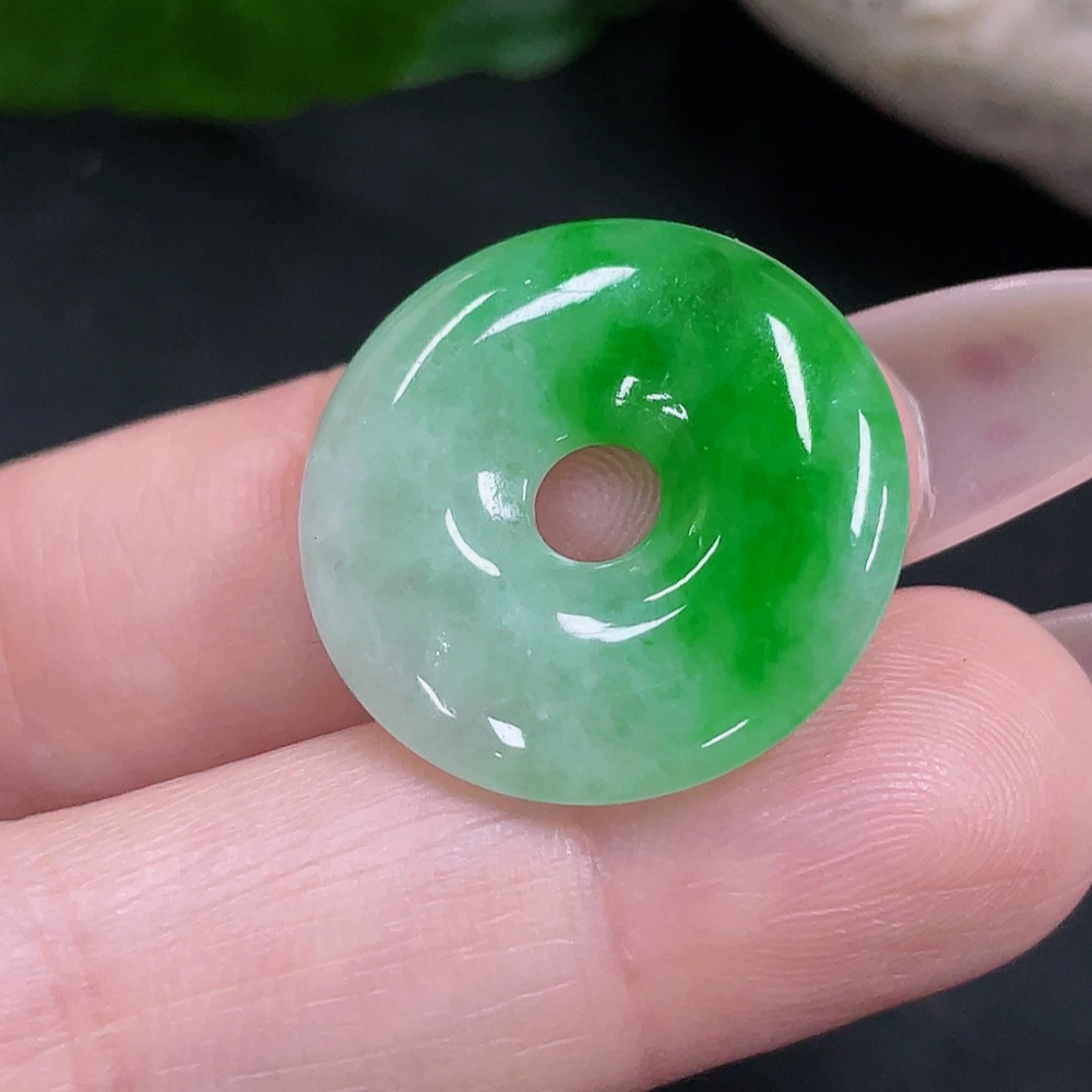 F34069000 Jadeite Peace Knot Pendant, Total Weight Approximately 3.5g