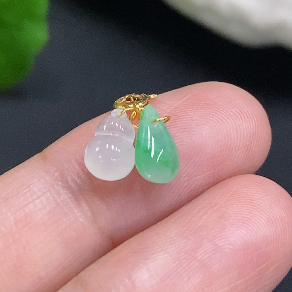 F31621451 Jadeite Pendant with 18K Gold Clasp, Total Weight Approx. 0.5g