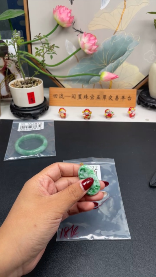 F30568522 Jadeite Fox Pendant with 18K Gold Clasp, Total Weight Approx. 10.8g