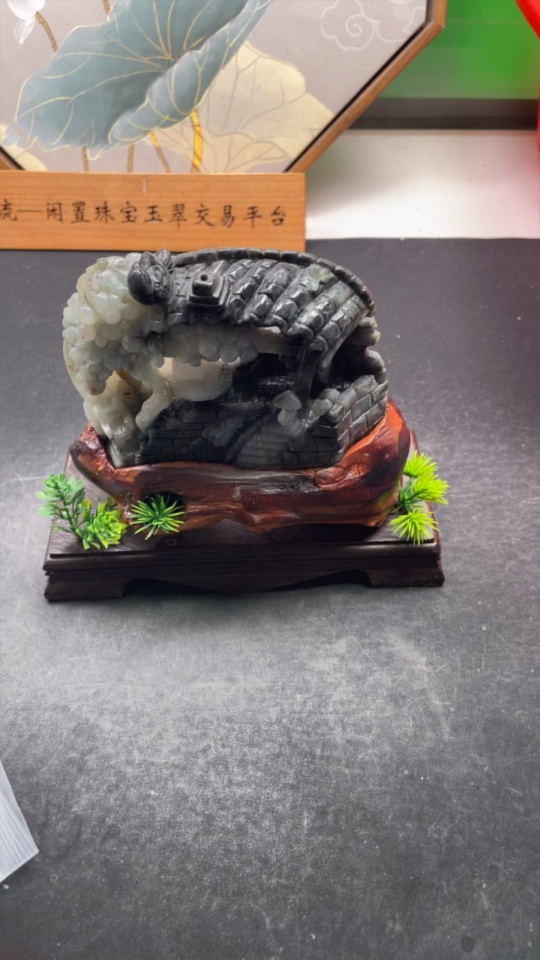 F34045723 Jadeite ornament with base, fractured