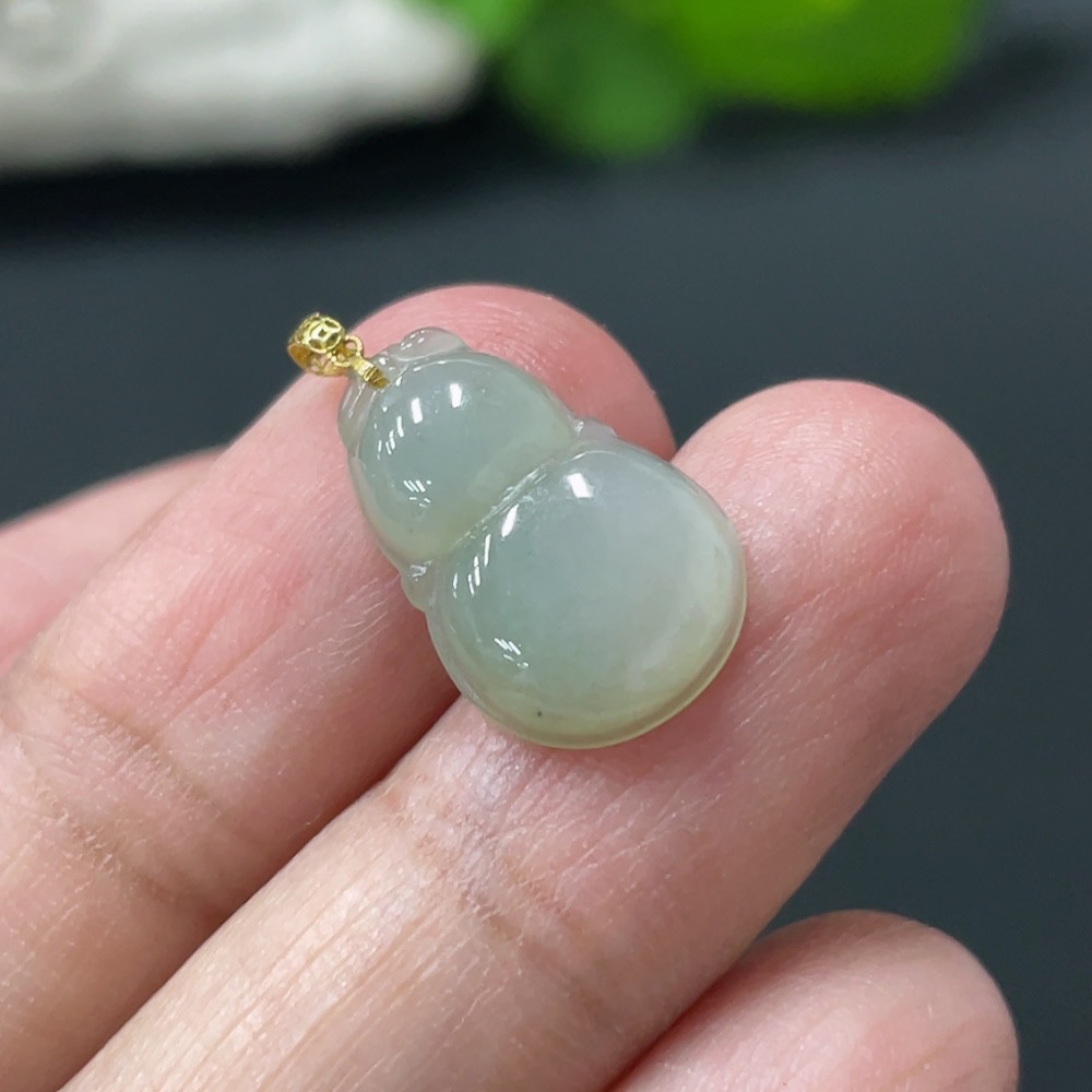 F28229880 Jadeite Gourd Pendant with 18k Gold Clasp, Total Weight Approx. 1.06g