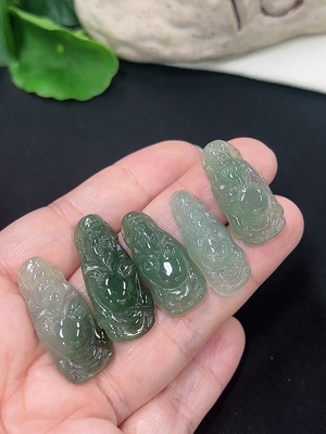 F46585115 翡翠挂件一手走