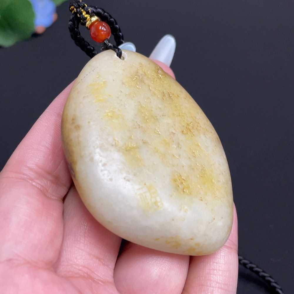 H31598668 Hetian Jade Handheld Carving (Antique Style, Undetermined Skin Color Origin, Beads Not Hetian Jade, Total Weight Approx. [Including Cord] 78.4g)