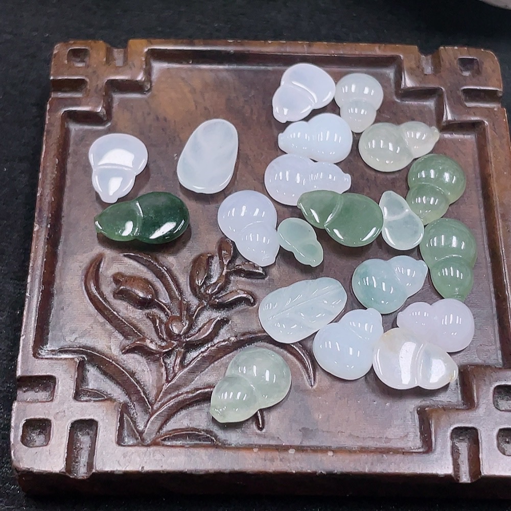 F32773056 Jadeite Inlaid Pieces Sell as a Lot