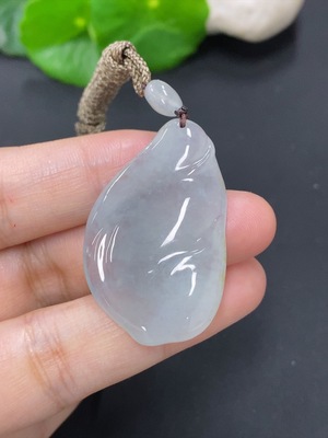 F46552338 翡翠随形挂件 货品总重量约12克（含绳重）
