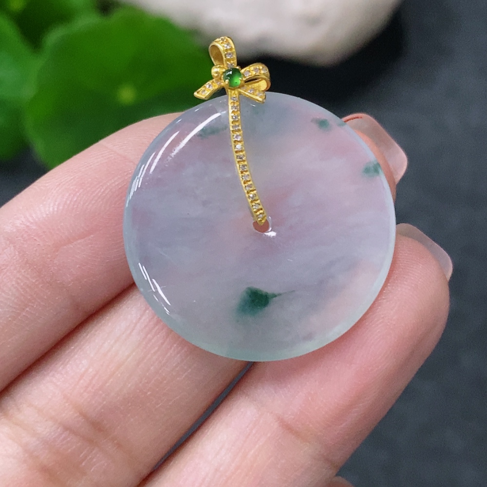 F34043517 Jadeite Peace Knot Pendant with Unmarked Clasp, Surface Gold Content Approximately Au 75%, Set with Diamonds, Total Weight Approximately 4.7g