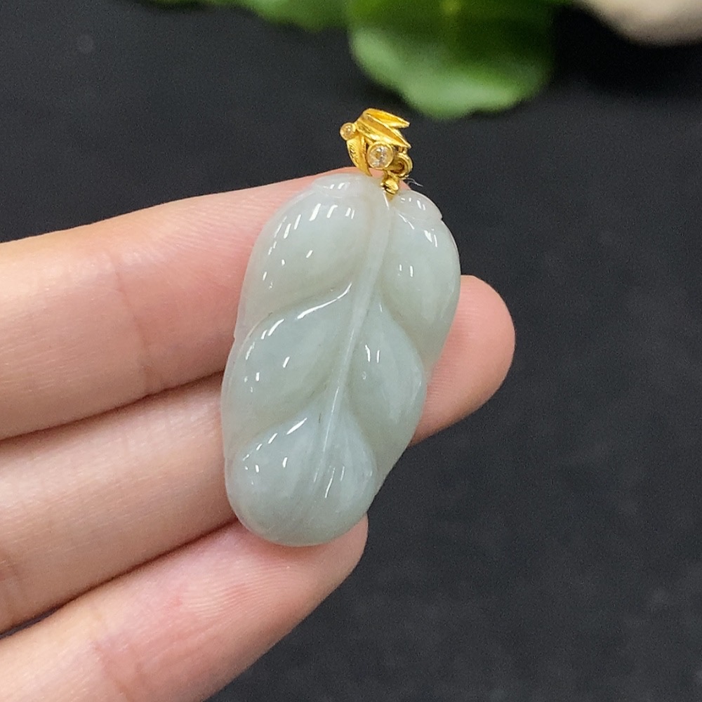 F34029704 Jadeite Leaf Pendant Non-Gold Inlaid Total Weight Approximately 3.45g