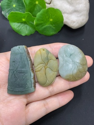 F46524310 翡翠毛货挂件一手走 颜色成因未定