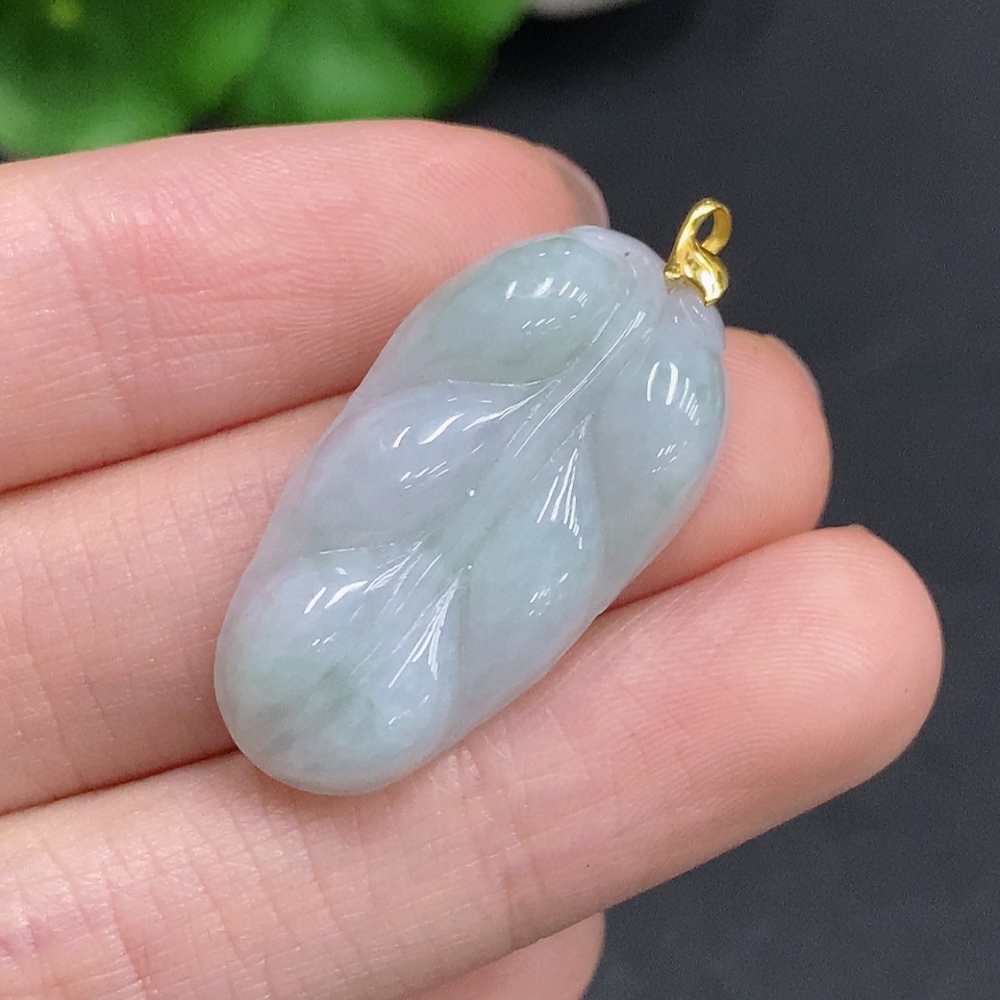 F35079623 Jadeite Leaf Pendant with 18K Gold Clasp, Total Weight Approximately 4.9g