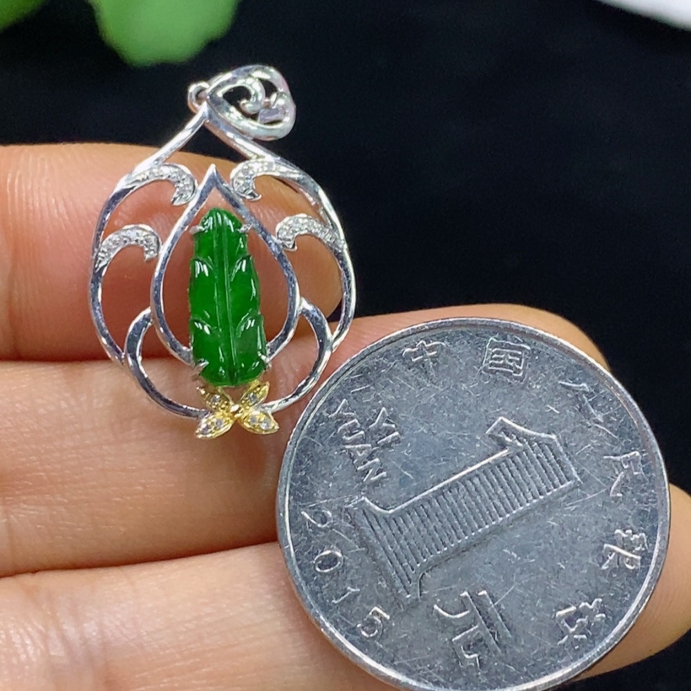F35135460 Jadeite leaf pendant with 18k gold and diamond accents, total weight approximately 1.37g