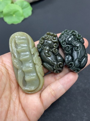 H42960998 和田玉挂件    皮色成因未定 货品总重约76.5g