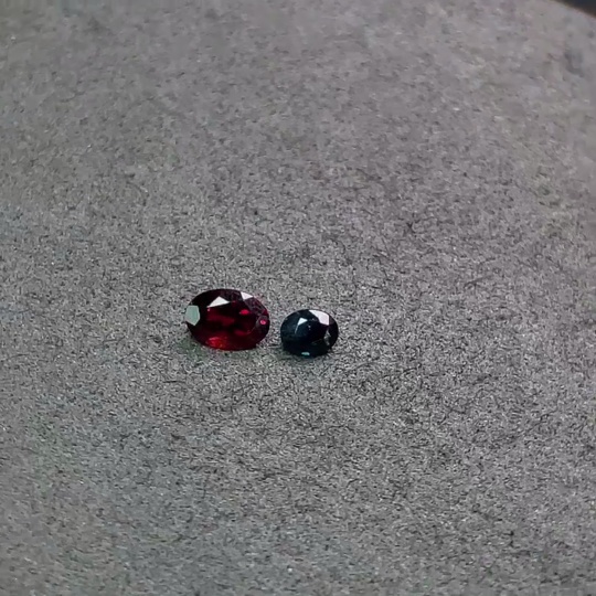 C33890526 Sapphire + Garnet Loose Stones Total Weight Approx. 1.45ct Sell as a Lot