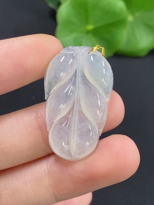 F46572693 翡翠叶子挂件 18k 非钻（无法确定天然成因 ）货品总重约4.45g