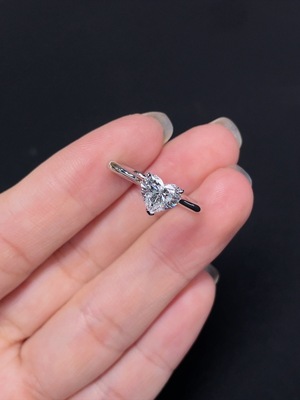 M44314469 钻石镶嵌戒指  18k金   14圈口  货品总重约3.38克  印记  D1.070ct