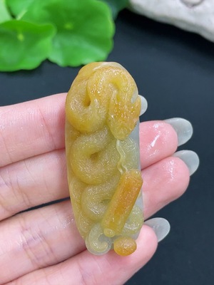 F42970324 翡翠毛货生肖蛇挂件 货品总重约21.06克