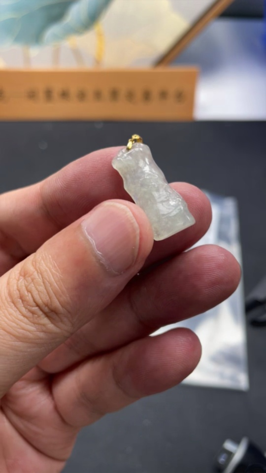 F19120975 Jadeite Bamboo Pendant with 18K Gold Clasp Total Weight 1.701g