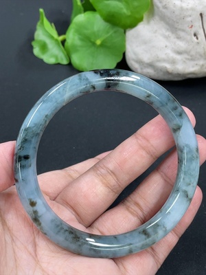F42064938 翡翠圆条手镯 货品总重约40g 57.1圈口 含其它矿物成分