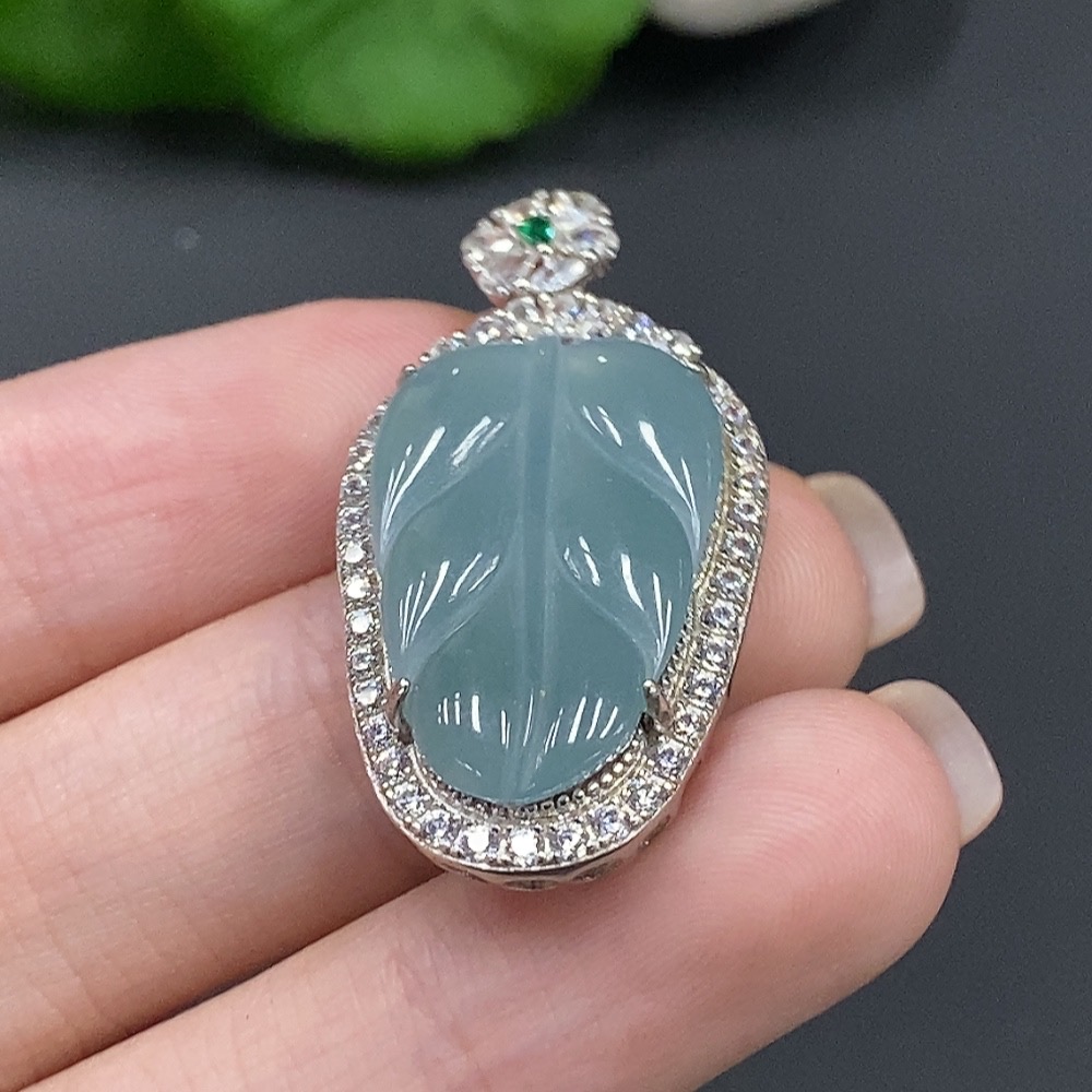 F16723199 Jadeite Leaf Pendant Non-Gold Inlaid Total Weight 6.032g