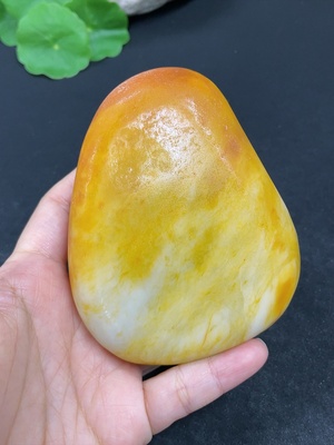 H46531613 和田玉     货品总重约370.6g   皮色成因未定   含其他矿物成份