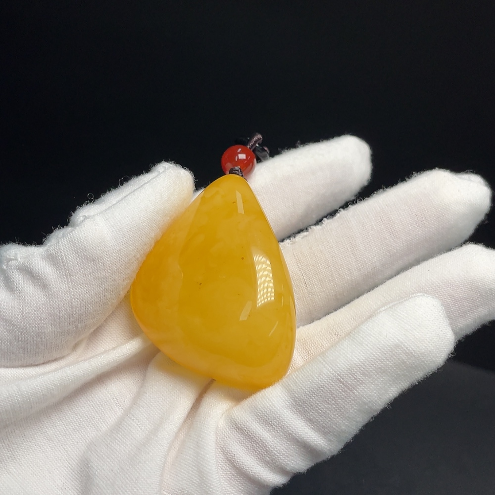 C34040054 Amber Beeswax Pendant with Non-Natural Accent Stones, Total Weight Approx. 25.52g Including Rope