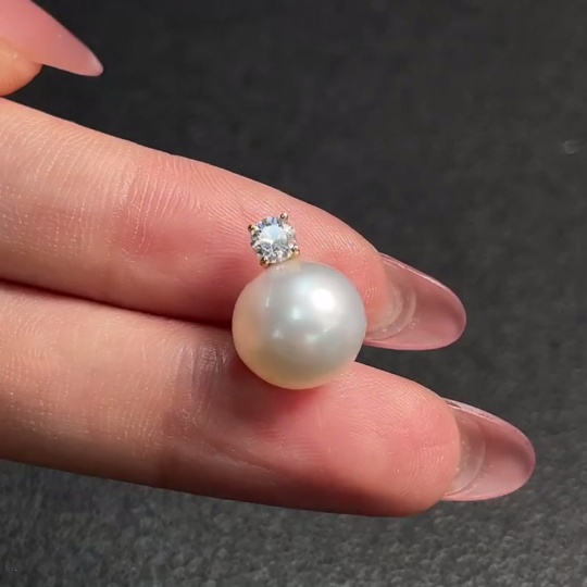 C28303300 Seawater Pearl Pendant in 18K Gold, Approx. 10.9mm, Total Weight About 1.95g