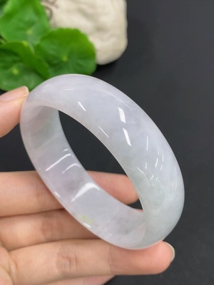 F41933068 翡翠正圈手镯 货品总重量约57.3克 圈口57.9