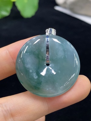 F31586902 Jadeite Safety Pendant 18k Total Weight Approx. 11.95g