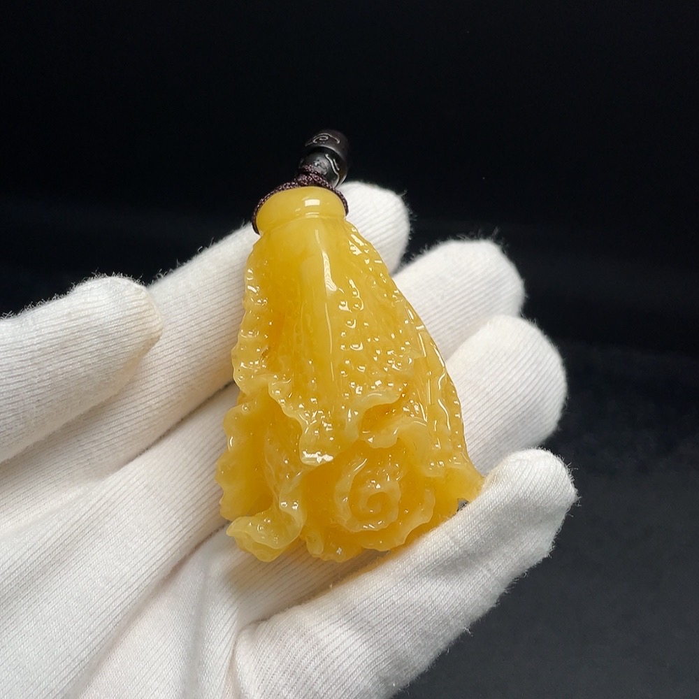 C27100059 Amber Beeswax Pendant, Product Weight Including String Approximately 25.57g, Colorless Film Coated
