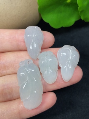 F45335310 翡翠叶子挂件 一手走 总重约11.75g
