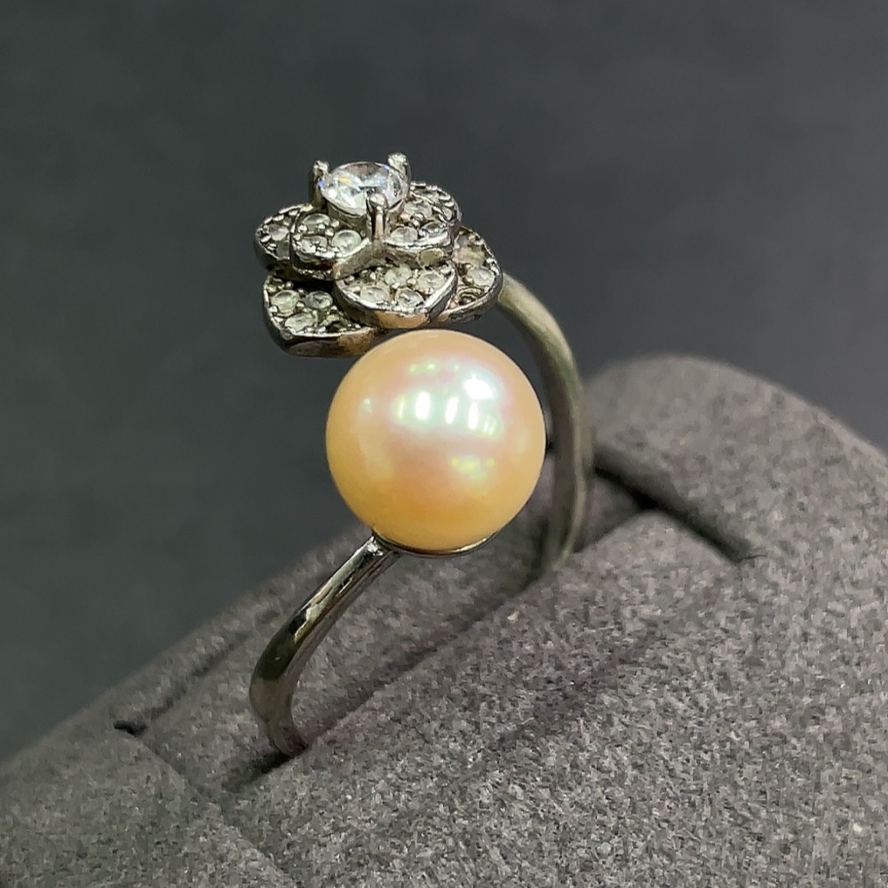 C11143231 Pearl Ring Non-Gold Setting Approx. 3.28g Main Stone Approx. 7.8mm Side Stones Not Measured Adjustable Ring Size