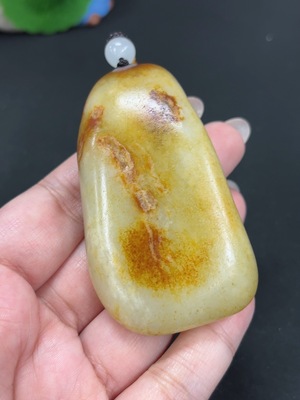 H43140679 和田玉挂件 货品总重约[含绳]115.3g 皮色成因未定 含其他矿物成分