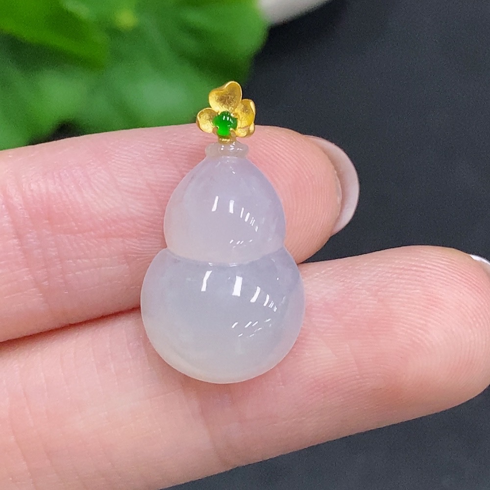 F34967712 Jadeite Gourd Pendant with 18k Gold Clasp, Total Weight Approximately 2g